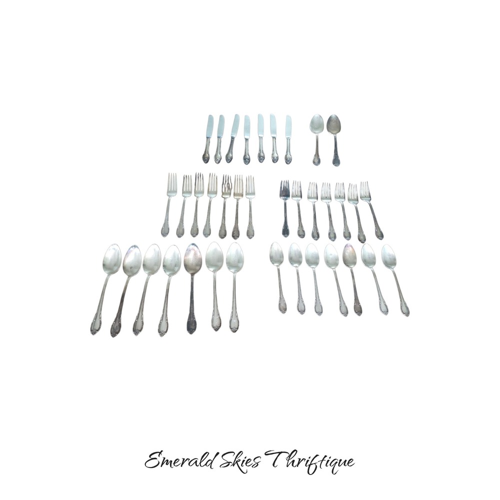 32 PCS REMEMBRANCE 1847 ROGERS SILVERPLATE